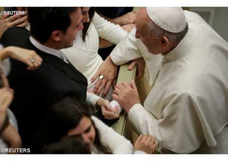 Il Papa benedice una donna in attesa di un bimbo REUTERS