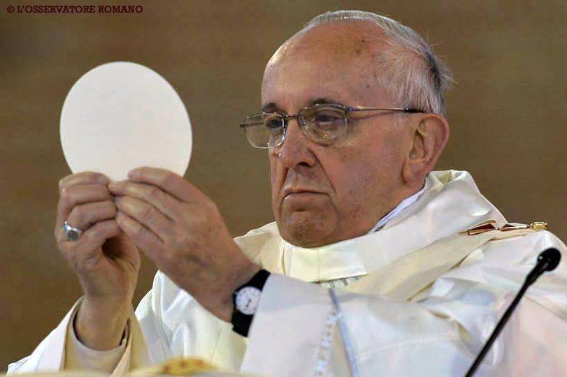 papa francesco eucarestia 2