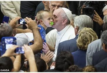 papa Francesco bacetto a bimbo