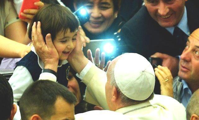 papa Francesco tenerezza bimbo