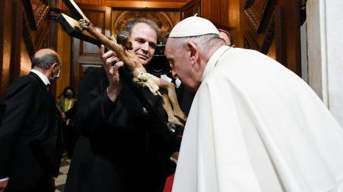 papa bacia croce