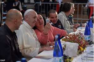 Il Papa a pranzo con i poveri nella Basilica di San Petronio
