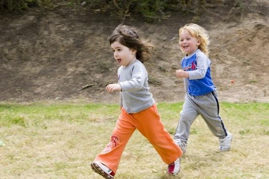 bambini scoprono camminano